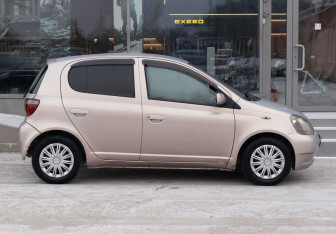 Подержанный автомобиль Toyota Vitz 1999 года (4 фото)