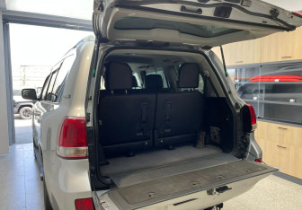 Подержанный автомобиль Toyota Land Cruiser Suv 2011 года (11 фото)