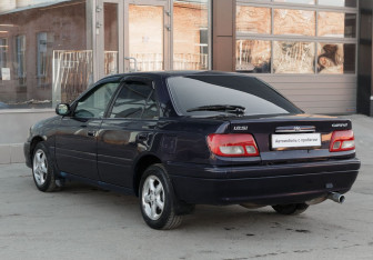 Подержанный автомобиль Toyota Carina Sedan 1998 года (7 фото)