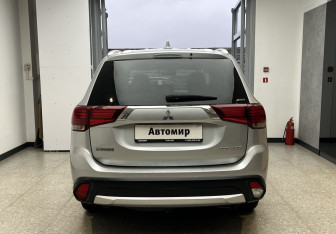 Подержанный автомобиль Mitsubishi Outlander 2018 года (5 фото)