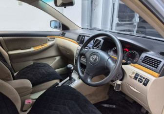 Подержанный автомобиль Toyota Corolla Hatchback 2005 года (7 фото)