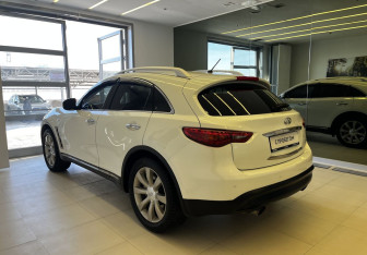 Подержанный автомобиль Infiniti FX 2010 года (7 фото)
