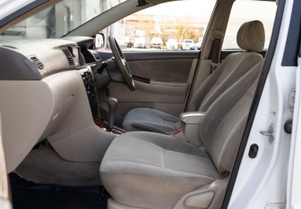 Подержанный автомобиль Toyota Corolla Sedan 2002 года (18 фото)