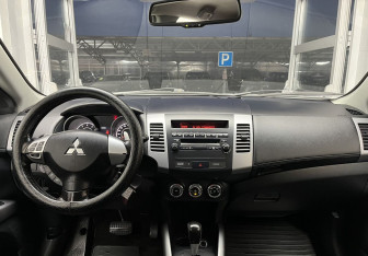 Подержанный автомобиль Mitsubishi Outlander 2012 года (8 фото)