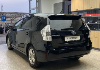 Подержанный автомобиль Toyota Prius Alpha 2011 года (7 фото)