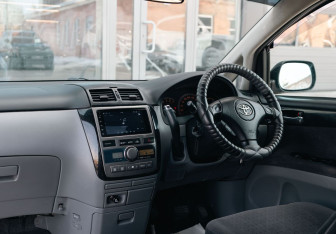 Подержанный автомобиль Toyota Ipsum 2001 года (10 фото)