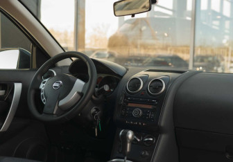 Подержанный автомобиль Nissan Qashqai 2008 года (10 фото)