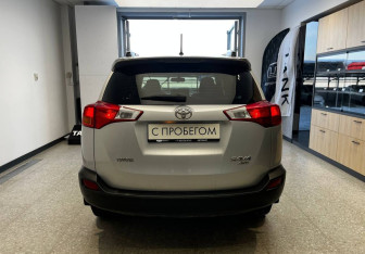 Подержанный автомобиль Toyota RAV4 2013 года (5 фото)