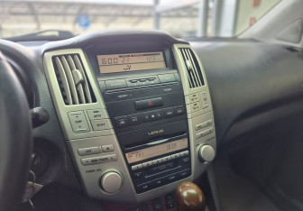 Подержанный автомобиль Lexus RX 2004 года (12 фото)