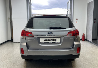 Подержанный автомобиль Subaru Legacy Wagon 2010 года (5 фото)