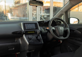 Подержанный автомобиль Toyota Wish Minivan 2013 года (10 фото)