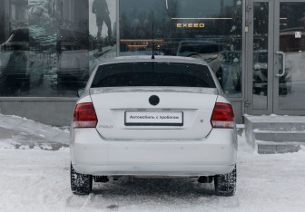 Подержанный автомобиль Volkswagen Polo Sedan 2012 года (6 фото)