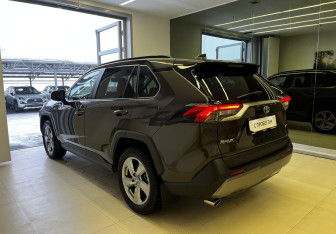 Подержанный автомобиль Toyota RAV4 2020 года (7 фото)