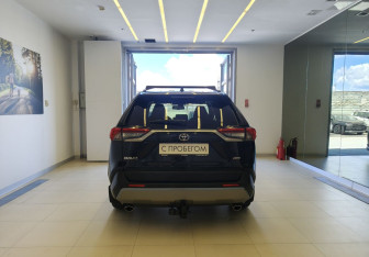Подержанный автомобиль Toyota RAV4 2021 года (5 фото)