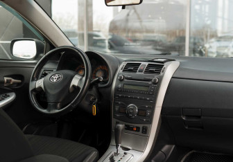 Подержанный автомобиль Toyota Corolla Sedan 2008 года (10 фото)