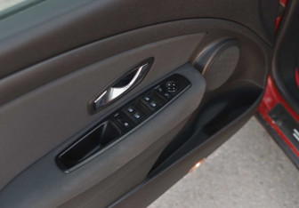 Подержанный автомобиль Renault Fluence 2010 года (16 фото)