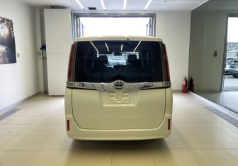 Подержанный автомобиль Toyota Noah Minivan 2017 года (5 фото)
