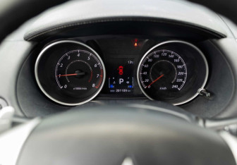 Подержанный автомобиль Mitsubishi Outlander 2010 года (12 фото)