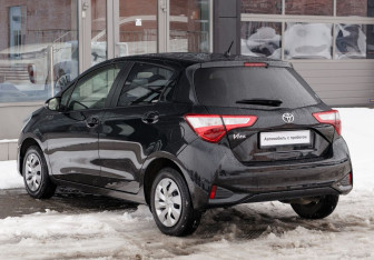 Подержанный автомобиль Toyota Vitz 2019 года (7 фото)