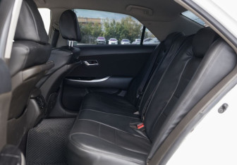 Подержанный автомобиль Toyota Crown Sedan 2010 года (20 фото)