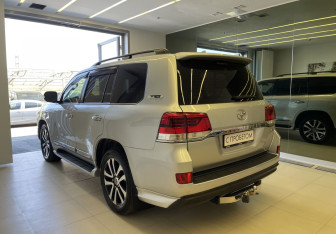 Подержанный автомобиль Toyota Land Cruiser Suv 2018 года (6 фото)