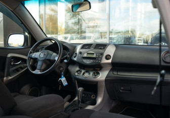 Подержанный автомобиль Toyota RAV4 2007 года (10 фото)