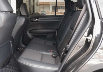Подержанный автомобиль Toyota Corolla Wagon 2015 года (18 фото)