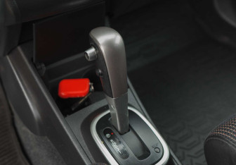 Подержанный автомобиль Nissan Tiida Hatchback 2013 года (15 фото)
