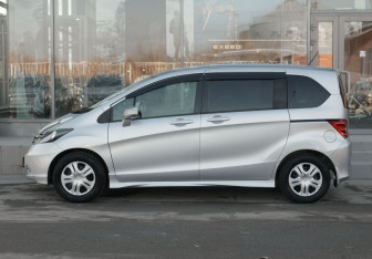 Подержанный автомобиль Honda Freed 2010 года (8 фото)