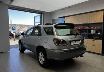 Подержанный автомобиль Lexus RX 2002 года (6 фото)