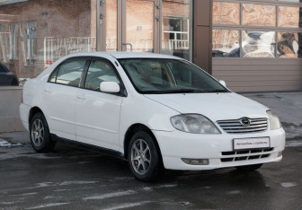 Подержанный автомобиль Toyota Corolla Sedan 2002 года (3 фото)