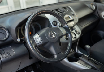 Подержанный автомобиль Toyota RAV4 2007 года (11 фото)