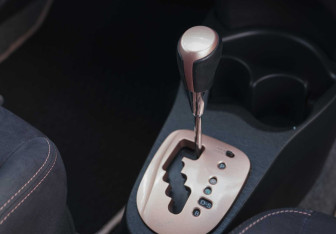 Подержанный автомобиль Toyota Vitz 2013 года (14 фото)
