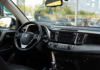 Подержанный автомобиль Toyota RAV4 2017 года (10 фото)