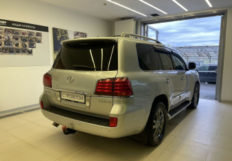 Подержанный автомобиль Lexus LX 2010 года (4 фото)