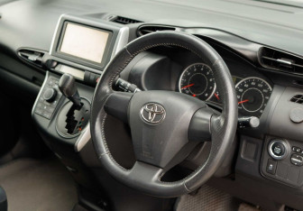 Подержанный автомобиль Toyota Wish Minivan 2011 года (11 фото)