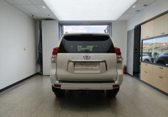 Подержанный автомобиль Toyota Land Cruiser Prado 2012 года (5 фото)