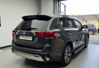 Подержанный автомобиль Mitsubishi Outlander 2020 года (4 фото)