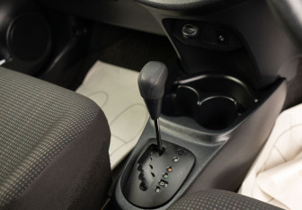 Подержанный автомобиль Toyota Vitz 2019 года (16 фото)