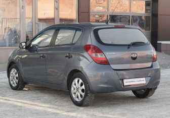 Подержанный автомобиль Hyundai i20 2010 года (7 фото)