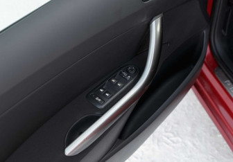 Подержанный автомобиль Peugeot 308 Hatchback 2012 года (16 фото)