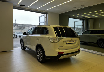 Подержанный автомобиль Mitsubishi Outlander 2014 года (6 фото)