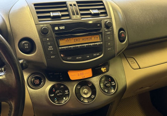 Подержанный автомобиль Toyota RAV4 2009 года (10 фото)