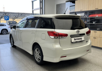 Подержанный автомобиль Toyota Wish Minivan 2010 года (4 фото)