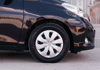 Подержанный автомобиль Toyota Vitz 2013 года (9 фото)