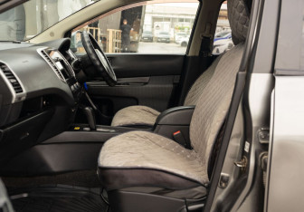 Подержанный автомобиль Nissan Wingroad 2005 года (17 фото)