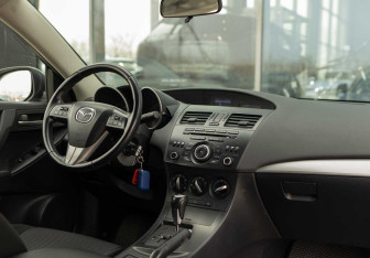 Подержанный автомобиль Mazda 3 Sedan 2013 года (10 фото)