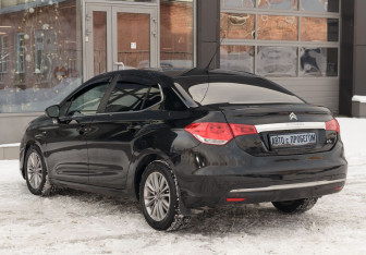 Подержанный автомобиль Citroen C4 Sedan 2013 года (7 фото)