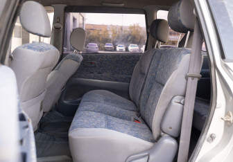 Подержанный автомобиль Toyota Ipsum 1996 года (17 фото)