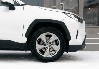 Подержанный автомобиль Toyota RAV4 2020 года (9 фото)